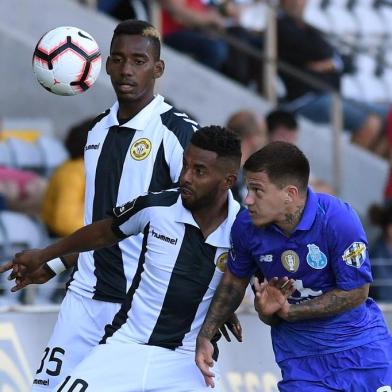 Nacionals Honduran forward Bryan Rochez (L) and Nacionals Brazilian midfielder Diego Barcelos (C) vie for the ball with Portos Brazilian forward Otavio during the Portuguese League football match between Nacional and Porto at the Madeira Stadium in Funchal on May 12, 2019. (Photo by HELDER SANTOS / AFP)