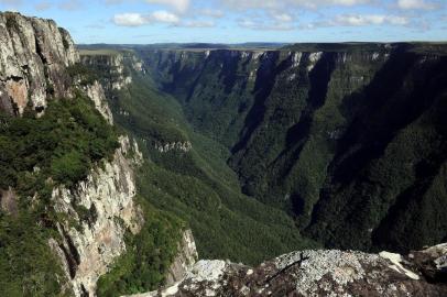  CAMBARÁ DO SUL, RS, BRASIL, 09/04/2019 -  ministro do Meio Ambiente, Ricardo de Aquino Salles, vai visitar a Serra e deve confirmar uma notícia aguardada há anos: a privatização de dois parques nacionais. É a Floresta Nacional de Canela, no município de mesmo nome, e o Núcleo de Gestão Integrada (NGI)   Aparados da Serra, de Cambará do Sul, que contempla os dois parques: Serra Geral e Aparados da Serra. As estradas de acesso são ruins, e os parques não tem estrutura como banheiros, restaurantes ou guardas florestais. NAS FOTOS: Cânion do Fortaleza. (Marcelo Casagrande/Agência RBS)