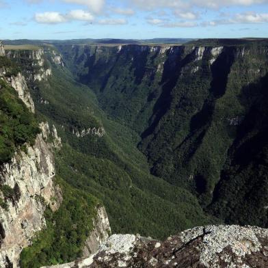  CAMBARÁ DO SUL, RS, BRASIL, 09/04/2019 -  ministro do Meio Ambiente, Ricardo de Aquino Salles, vai visitar a Serra e deve confirmar uma notícia aguardada há anos: a privatização de dois parques nacionais. É a Floresta Nacional de Canela, no município de mesmo nome, e o Núcleo de Gestão Integrada (NGI)   Aparados da Serra, de Cambará do Sul, que contempla os dois parques: Serra Geral e Aparados da Serra. As estradas de acesso são ruins, e os parques não tem estrutura como banheiros, restaurantes ou guardas florestais. NAS FOTOS: Cânion do Fortaleza. (Marcelo Casagrande/Agência RBS)