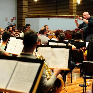  CAXIAS DO SUL, RS, BRASIL, 28/11/2019. Ensaio da Orquestra Sinfônicas da UCS, no UCS Teatro. (Porthus Junior/Agência RBS)