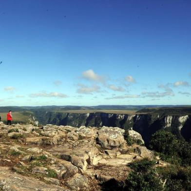  CAMBARÁ DO SUL, RS, BRASIL, 09/04/2019 -  ministro do Meio Ambiente, Ricardo de Aquino Salles, vai visitar a Serra e deve confirmar uma notícia aguardada há anos: a privatização de dois parques nacionais. É a Floresta Nacional de Canela, no município de mesmo nome, e o Núcleo de Gestão Integrada (NGI)   Aparados da Serra, de Cambará do Sul, que contempla os dois parques: Serra Geral e Aparados da Serra. As estradas de acesso são ruins, e os parques não tem estrutura como banheiros, restaurantes ou guardas florestais. NAS FOTOS: Cânion do Fortaleza. (Marcelo Casagrande/Agência RBS)