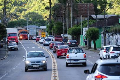  CAXIAS DO SUL, RS, BRASIL, 03/12/2019. Movimento  na BR-116, no Km 159, em Galópolis. Um mês depois do desmoronamento e bloqueio do Km 43 da RS-122, em Farroupilha, movimento aumentou nas rotas alternativas para a capital. (Porthus Junior/Agência RBS)