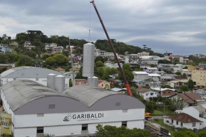 A Cooperativa Vinícola Garibaldi fez um importante investimento para ampliação da cantina. Foram adquiridos 18 tanques de inox, aumentando a capacidade de armazenamento em 5 milhões de litros. Cada tanque suporta 278 mil litros. Os novos recipientes já foram entregues e estão sendo instalados para receber vinhos e base para espumantes já em 2020.