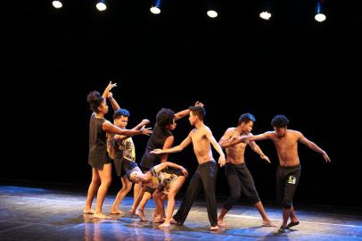  PORTO ALEGRE, RS, BRASIL, 03/12/2019-  Espetáculo Nosso Corpo estreia nesta quarta-feira no Teatro Renascença. É a primeira apresentação da Cia FlashBlack, coletivo de dança criado por jovens negros da periferia da Capital. Integram o grupo: Jean Ferreira, Iago Poersch, Jéssica Paim, Luiza Karoline Felizardo Rodrigues Araújo, Marielly da Cruz, Rafael Nascimento e Raynner Victor Silva Moreira. Direção artística de  Syl Rodrigues e Nessa Rodrigues. (FOTOGRAFO: FERNANDO GOMES / AGENCIA RBS)