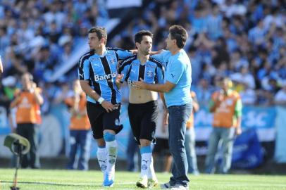  Campeonato Brasileiro 2010,Grêmio x Botafogo no estádio Olímpico.Jogador Jonas (C) faz o segundo gol do Grêmio,André Lima (E) e Renato (D)