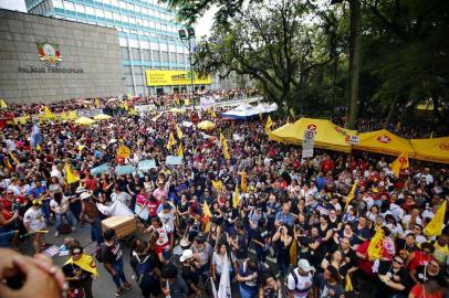  PORTO ALEGRE, RS, BRASIL, 26-11-2019: Assembleia do CPERS em frente ao Palácio do Piratini, na Praça da Matriz em Porto Alegre. Professores e servidores do estado mantiveram a greve (FOTO FÉLIX ZUCCO/AGÊNCIA RBS, Editoria de Notícias).