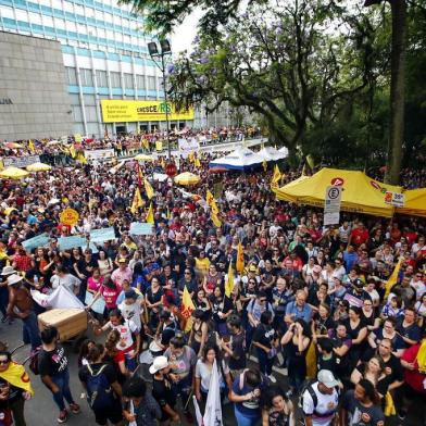  PORTO ALEGRE, RS, BRASIL, 26-11-2019: Assembleia do CPERS em frente ao Palácio do Piratini, na Praça da Matriz em Porto Alegre. Professores e servidores do estado mantiveram a greve (FOTO FÉLIX ZUCCO/AGÊNCIA RBS, Editoria de Notícias).