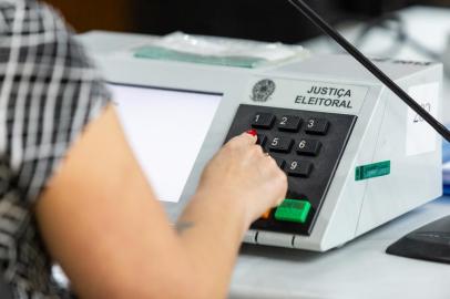  PORTO ALEGRE, RS, BRASIL, 19/10/2018 : TRE-RS realiza auditorias em urnas. Em razão de solicitação feita pelo Ministério Público Eleitoral, durante o 1º turno do último pleito, o desembargador Jorge Luís Dall¿Agnol, presidente do TRE-RS, determinou a realização de auditoria da urna pertencente à seção 282, da 111ª Zona Eleitoral, de Porto Alegre, devido à denúncia referente a problemas técnicos ocorridos no dia da votação. (Omar Freitas/Agência RBS)