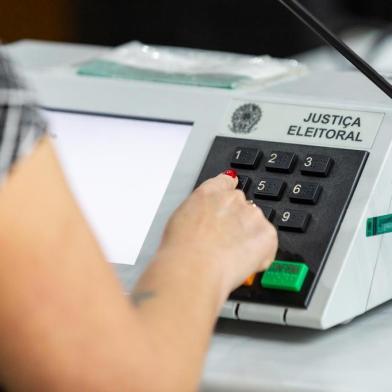  PORTO ALEGRE, RS, BRASIL, 19/10/2018 : TRE-RS realiza auditorias em urnas. Em razão de solicitação feita pelo Ministério Público Eleitoral, durante o 1º turno do último pleito, o desembargador Jorge Luís Dall¿Agnol, presidente do TRE-RS, determinou a realização de auditoria da urna pertencente à seção 282, da 111ª Zona Eleitoral, de Porto Alegre, devido à denúncia referente a problemas técnicos ocorridos no dia da votação. (Omar Freitas/Agência RBS)