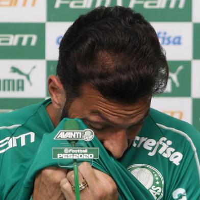  O jogador Edu Dracena, da SE Palmeiras, concede entrevista coletiva e anuncia sua aposentadoria, antes do treinamento, na Academia de Futebol. Na foto o goleiro Jailson (C) e os jogadores Lucas Lima e Marcos Rocha (E e D).Indexador: Cesar Greco<!-- NICAID(14347937) -->