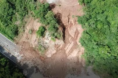 Encopav Engenharia utilizou drone para fazer imagens aéreas da obra na encosta da ERS-122, em Farroupilha<!-- NICAID(14338441) -->