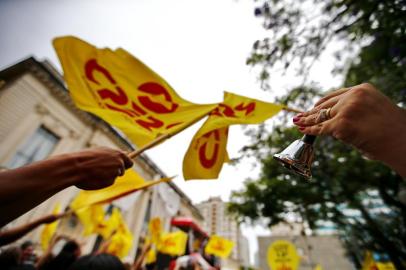  PORTO ALEGRE, RS, BRASIL, 26-11-2019: Assembleia do CPERS em frente ao Palácio do Piratini, na Praça da Matriz em Porto Alegre. Professores e servidores do estado mantiveram a greve (FOTO FÉLIX ZUCCO/AGÊNCIA RBS, Editoria de Notícias).<!-- NICAID(14338258) -->