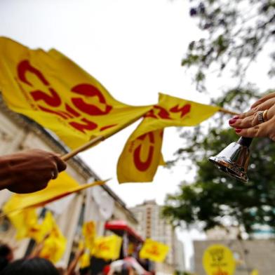  PORTO ALEGRE, RS, BRASIL, 26-11-2019: Assembleia do CPERS em frente ao Palácio do Piratini, na Praça da Matriz em Porto Alegre. Professores e servidores do estado mantiveram a greve (FOTO FÉLIX ZUCCO/AGÊNCIA RBS, Editoria de Notícias).<!-- NICAID(14338258) -->