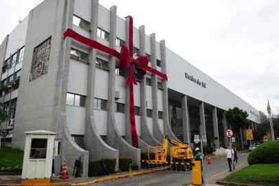  CAXIAS DO SUL, RS, BRASIL, 04/12/2019. Decoração Natalina sendo montada no Largo da Prefeitura. (Porthus Junior/Agência RBS)