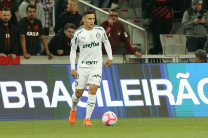 Raphael Veiga, meia do Palmeiras, está nos planos do Grêmio