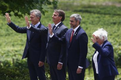  BENTO GONÇALVES, RS, BRASIL, 05-12-2019: Foto oficial com os presidentes Mauricio Macri (Argentina), Jair Bolsonaro (Brasil), Mario Abdo (Paraguai) e Lucia Topolansky (Uruguai)presentes à Cúpula do Mercosul em Bento Gonçalves. (Foto: Mateus Bruxel / Agência RBS)<!-- NICAID(14349051) -->