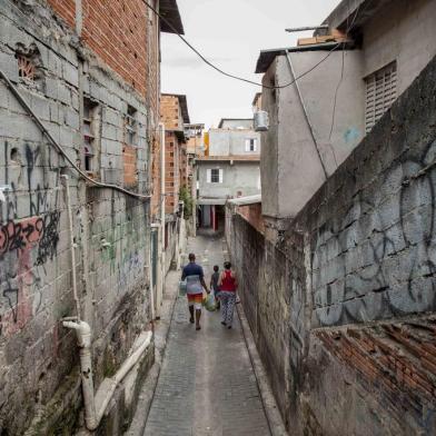 Viela de ParaisÃ³polis, onde ocorria baile; pessoas foram pisoteadas apÃ³s aÃ§Ã£o policialSÃO PAULO, SP, 01.12.2019 - Viela da favela de Paraisópolis, em São Paulo, onde ocorria o baile funk onde morreram nove pessoas pisoteadas durante ação policial, mais conhecido pela sigla DZ7. DZ7 é um dos maiores baile funk de São Paulo e reúne entre 3.000 e 5.000 pessoas por dia¿incluindo gente de municípios vizinhos¿ ao longo da rua Ernest Renan, em Paraisópolis, e em seu entorno. (Foto: Adriano Vizoni/Folhapress)Local: SÃ£o Paulo ;SP - SÃ£o Paulo ;Brasil<!-- NICAID(14347459) -->