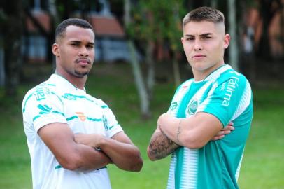  CAXIAS DO SUL, RS, BRASIL, 04/12/2019. Uniformes do Juventude para a temporada 2020. Atuaram como modelos os atletas Lucas Serafini e Yuri Paz (camisa branca). (Porthus Junior/Agência RBS)