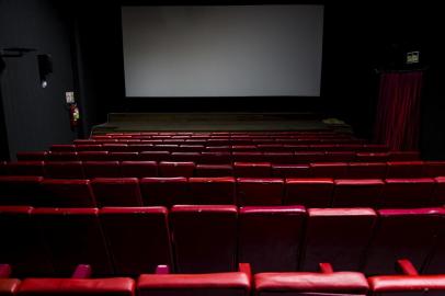 VIAMÃO, RS, BRASIL, 23-02-2018: Sala do único cinema de Viamão, na Vila Santa Isabel. O proprietário Arnaldo Henke, 80 anos, terá que fechar o local por dificuldades financeiras. (Foto: Mateus Bruxel / Agência RBS)