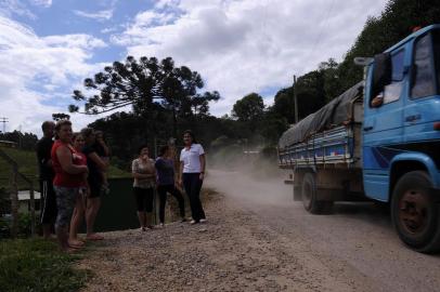  CAXIAS DO SUL, RS, BRASIL, 04/12/2019 - Moradores da Estrada Velha, que liga Caxias a  Flores da Cunha, reclamam das más condições da estrada. Poeira, trânsito intenso e buracos tomam conta do trecho de sete quilômetros onde moram mais de 30 famílias. (Marcelo Casagrande/Agência RBS)