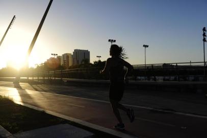  PORTO ALEGRE,RS,BRASIL.2019,02,12.Atleta Stephanie Perrone sem horario de verão,aproveita para teinar cedinho.(RONALDO BERNARDI/AGENCIA RBS).<!-- NICAID(14344410) -->