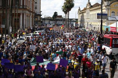  PORTO ALEGRE, RS, BRASIL - 05.12.2019 - Servidores estaduais da área da segurança EM protesto contra pacote de reforma de Eduardo Leite. (Foto: Félix Zucco/Agencia RBS)