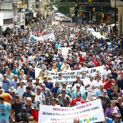  PORTO ALEGRE, RS, BRASIL - 05.12.2019 - Servidores estaduais da área da segurança EM protesto contra pacote de reforma de Eduardo Leite. (Foto: Félix Zucco/Agencia RBS)