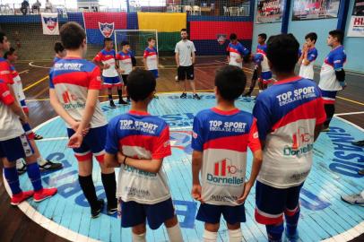  CAXIAS DO SUL, RS, BRASIL, 05/12/2019. A equipe caxiense Top Sport está na decisão da Liga Gaúcha de Futsal, na categoria sub-13. O time comandado pelo técnico Bruno Spritze Stela enfrenta a Uruguaianense, neste domingo, às 11h, no Ginásio Salgado Filho. (Porthus Junior/Agência RBS)