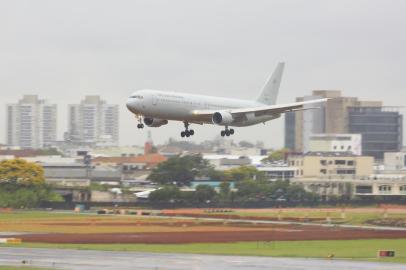  PORTO ALEGRE, RS, BRASIL, 18-12-2018: Refugiados venezuelanos chegam ao aeroporto Salgado Filho, em Porto Alegre, vindo de Roraima em avião da FAB. (Foto: Mateus Bruxel / Agência RBS)