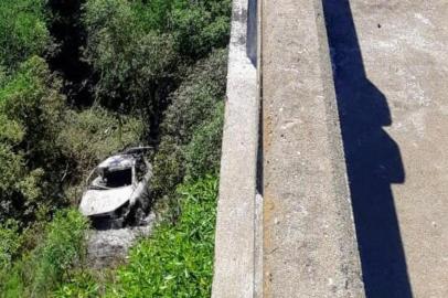 Motorista morre após carro cair de ponte e pegar fogo na BR-293<!-- NICAID(14350179) -->