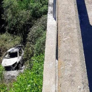 Motorista morre após carro cair de ponte e pegar fogo na BR-293<!-- NICAID(14350179) -->