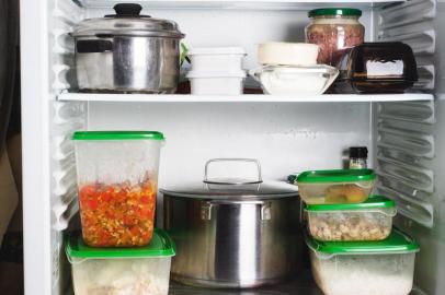 Open refrigerator with food in kitchen. Stocks of food for next mealtimeGeladeira,  recipientes, panelas, jarras, prateleiras da geladeira.(Foto:  sotnikova_vera / stock.adobe.com)Fonte: 260809739