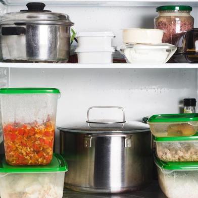 Open refrigerator with food in kitchen. Stocks of food for next mealtimeGeladeira,  recipientes, panelas, jarras, prateleiras da geladeira.(Foto:  sotnikova_vera / stock.adobe.com)Fonte: 260809739