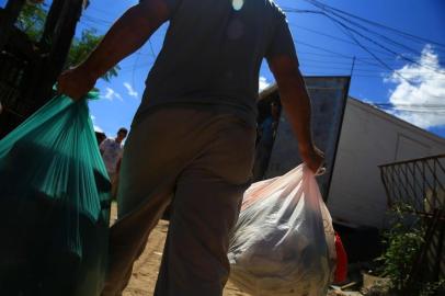  PORTO ALEGRE, RS, BRASIL,06/12/2019 - As 236 famílias da Vila Nazaré que vão ser transferidas para as últimas unidades do Loteamento Senhor do Bom Fim iniciam as mudanças na manhã desta sexta-feira, 6. A transferência permitirá a ampliação da pista do aeroporto Salgado Filho.(FOTOGRAFO: TADEU VILANI / AGENCIA RBS)