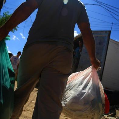  PORTO ALEGRE, RS, BRASIL,06/12/2019 - As 236 famílias da Vila Nazaré que vão ser transferidas para as últimas unidades do Loteamento Senhor do Bom Fim iniciam as mudanças na manhã desta sexta-feira, 6. A transferência permitirá a ampliação da pista do aeroporto Salgado Filho.(FOTOGRAFO: TADEU VILANI / AGENCIA RBS)