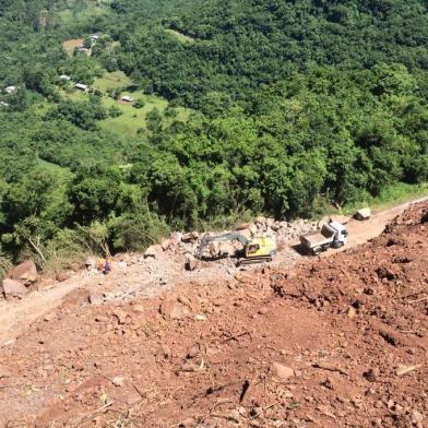 Limpeza da estrada após detonação de encosta na RS-122 em Farroupilha.