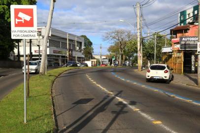  PORTO ALEGRE - RS - BR - 04.09.2019Pardal na avenida Nonoai, causa polêmica.Placas de trânsito, com avisos de velocidade e de radar na avenida Nonoai.FOTÓGRAFO: TADEU VILANI AGÊNCIA RBS EDITORIA PORTO ALEGRE