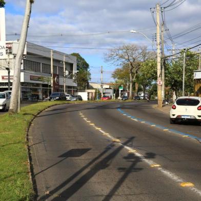  PORTO ALEGRE - RS - BR - 04.09.2019Pardal na avenida Nonoai, causa polêmica.Placas de trânsito, com avisos de velocidade e de radar na avenida Nonoai.FOTÓGRAFO: TADEU VILANI AGÊNCIA RBS EDITORIA PORTO ALEGRE