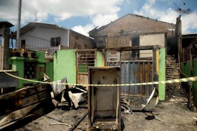  CAXIAS DO SUL, RS, BRASIL, 06/02/2019Incêndio no bairro Monte Carmelo: Alzira Branchi, 57 anos, passou por momentos de pavor no início da madrugada desta sexta-feira (6), em Caxias do Sul. A casa onde morava há 15 anos foi totalmente consumida por um incêndio. As chamas começaram no porão da residência e se espalharam rapidamente, destruindo a moradia, de dois andares no Loteamento Monte Carmelo.(Lucas Amorelli/Agência RBS)