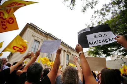  PORTO ALEGRE, RS, BRASIL, 26-11-2019: Assembleia do CPERS em frente ao Palácio do Piratini, na Praça da Matriz em Porto Alegre. Professores e servidores do estado mantiveram a greve (FOTO FÉLIX ZUCCO/AGÊNCIA RBS, Editoria de Notícias).