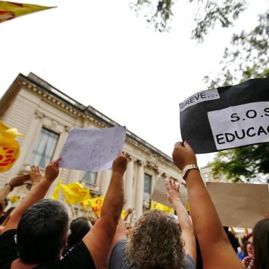  PORTO ALEGRE, RS, BRASIL, 26-11-2019: Assembleia do CPERS em frente ao Palácio do Piratini, na Praça da Matriz em Porto Alegre. Professores e servidores do estado mantiveram a greve (FOTO FÉLIX ZUCCO/AGÊNCIA RBS, Editoria de Notícias).