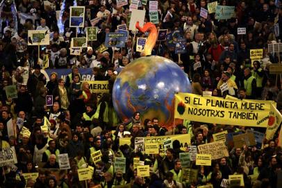  Demonstrators with a balloon in the shape of the Earth take part in a mass climate march to demand urgent action on the climate crisis from world leaders attending the COP25 summit, in Madrid, on December 6, 2019. - The main march takes place in Madrid on the sidelines of the UN climate conference, with a simultaneous rally in the Chilean capital, which had been due to host the 12-day gathering but was forced to pull out due to deadly anti-government protests. (Photo by GABRIEL BOUYS / AFP)Editoria: WARLocal: MadridIndexador: GABRIEL BOUYSSecao: weather scienceFonte: AFPFotógrafo: STF<!-- NICAID(14351221) -->