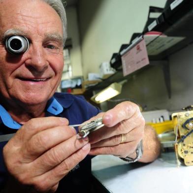  CAXIAS DO SUL, RS, BRASIL, 06/12/2019. Ivo Pioner, proprietário da ótica, joalheria e relojoaria Pioner, fundada há 53 anos. (Porthus Junior/Agência RBS)