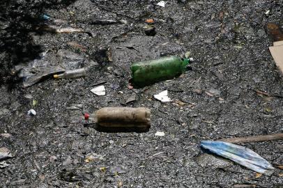  PORTO ALEGRE, RS, BRASIL, 06-12-2019: Camada de esgoto cria uma crosta de sujeira e lixo no final do Arroio Dilúvio, próximo do Shopping Praia de Belas e Parque Marinha do Brasil (FOTO FÉLIX ZUCCO/AGÊNCIA RBS, Editoria de Porto Alegre).<!-- NICAID(14350584) -->