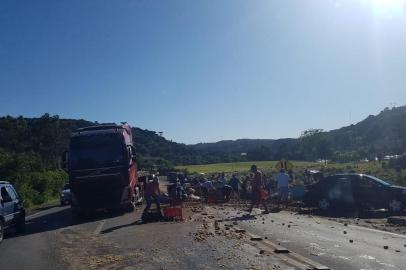 Caminhão derruba carga de 30 toneladas de batata na RS-122, entre Caxias do Sul e Flores da Cunha