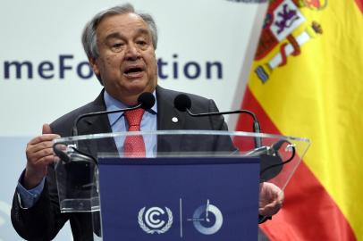 United Nations Secretary-General Antonio Guterres holds a joint press conference with Spanish prime minister during the UN Climate Change Conference COP25 at the IFEMA - Feria de Madrid exhibition centre, in Madrid, on December 2, 2019. - Spains Socialist government offered to host this years UN climate conference, known as COP25, from December 2 to December 13, 2019, after the events original host Chile withdrew last month due to deadly riots over economic inequality. (Photo by PIERRE-PHILIPPE MARCOU / AFP)O secretário-geral da ONU, Antonio Guterres, conclamou governos do mundo a adotarem uma postura corajosa para enfrentar as mudanças climáticas. O discurso ocorreu durante a Conferência Climática da ONU (COP25), em em Madri, na Espanha.<!-- NICAID(14351352) -->