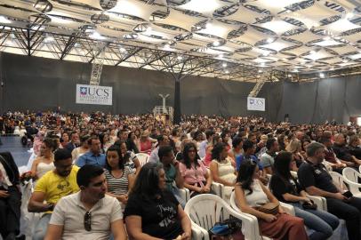  CAXIAS DO SUL, RS, BRASIL, 07/12/2019Cases do casamento comunitário reuniu 110 casais no complexo olímpico da UCS na tarde deste sábado.(Lucas Amorelli/Agência RBS)