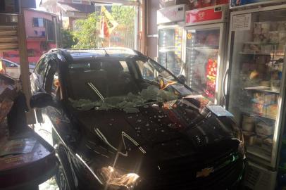  PORTO ALEGRE, RS, BRASIL, 07/12/2019. Um carro invadiu um mercado na Rua Tenente Ary Tarragô, bairro Passo das Pedras, na zona norte de Porto Alegre tarde deste sábado. O motorista perdeu o controle do veículo e colidiu contra uma parede de vidro, adentrando o estabelecimento. Um dos operadores de caixas do local ficou levemente ferido após a batida. Foto: Tiago Bitencourt/Agência RBS