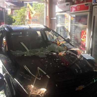  PORTO ALEGRE, RS, BRASIL, 07/12/2019. Um carro invadiu um mercado na Rua Tenente Ary Tarragô, bairro Passo das Pedras, na zona norte de Porto Alegre tarde deste sábado. O motorista perdeu o controle do veículo e colidiu contra uma parede de vidro, adentrando o estabelecimento. Um dos operadores de caixas do local ficou levemente ferido após a batida. Foto: Tiago Bitencourt/Agência RBS