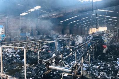 Corpo de Bombeiros de Caxias atende ocorrência em recicladora do bairo Santa Fé